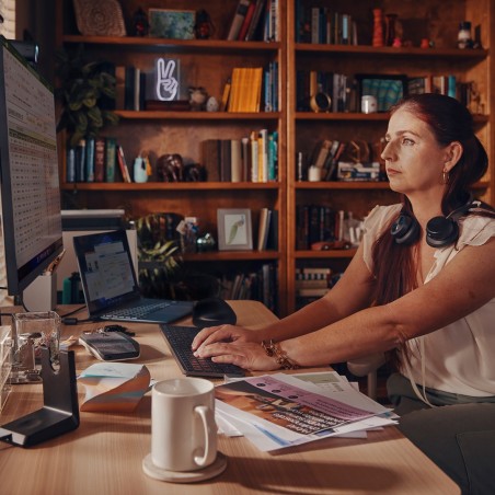Poly Zestaw Słuchawkowy Voyager Focus 2 Z Certyfikatem Microsoft Teams Usb-C-C + Przejściówka Usb-C/A + Podstawka Ładująca