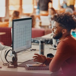 Poly Zestaw Słuchawkowy Voyager Focus 2 Z Certyfikatem Microsoft Teams Usb-C-C + Przejściówka Usb-C/A + Podstawka Ładująca
